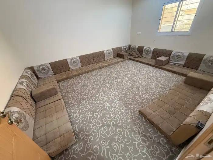 كنب ارضي مع ستارة وفرشة ولباد 5 4 0