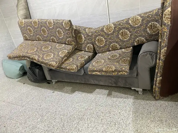 للبيع اثاث كنب وجلسه ارضيه مع سجاد نظيفه 1