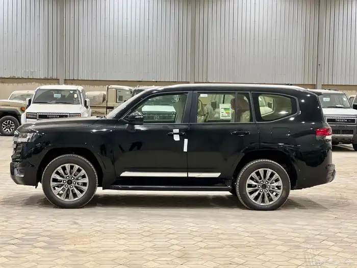 تويوتا لاندكروزر GXRL4 بنزين 2025 1