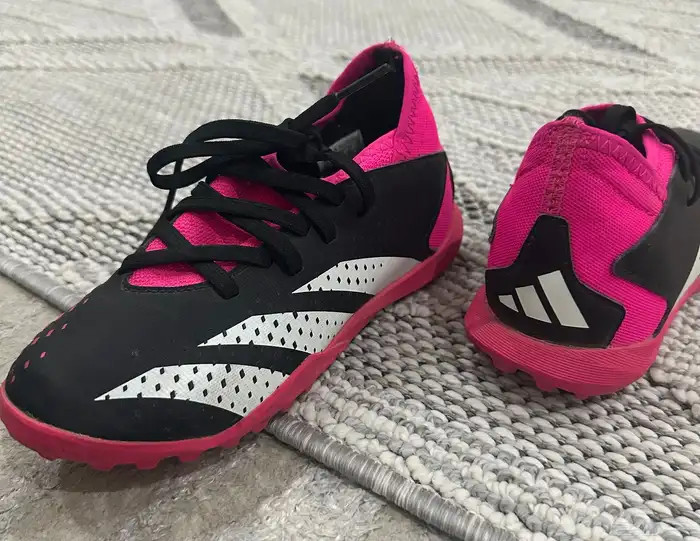 بوت Adidas اصلي   اطفال مقاس 31 ونص 4