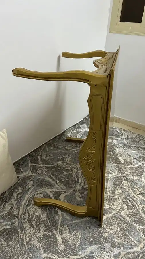 طاولة مربعة ذهبية 1