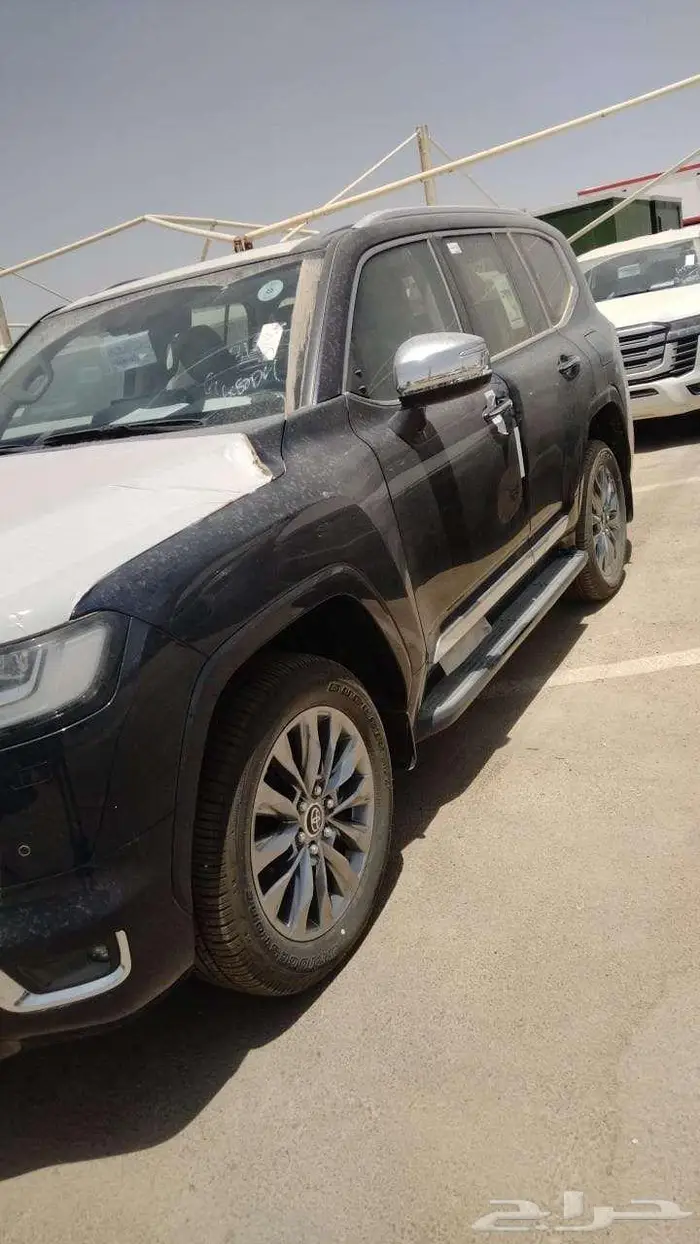 تويوتا لاندكروزر VX ديزل سعودى 2024 ابيض وكحلي 1