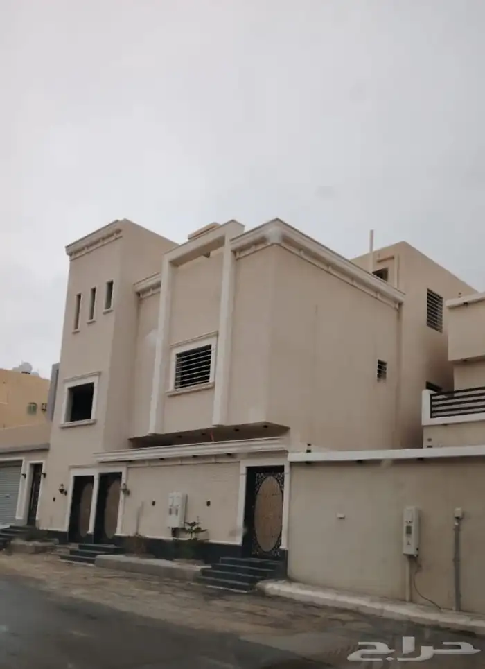 للبيع دور ارضي وروف علوي في حي الراقي خميس مشيط 0