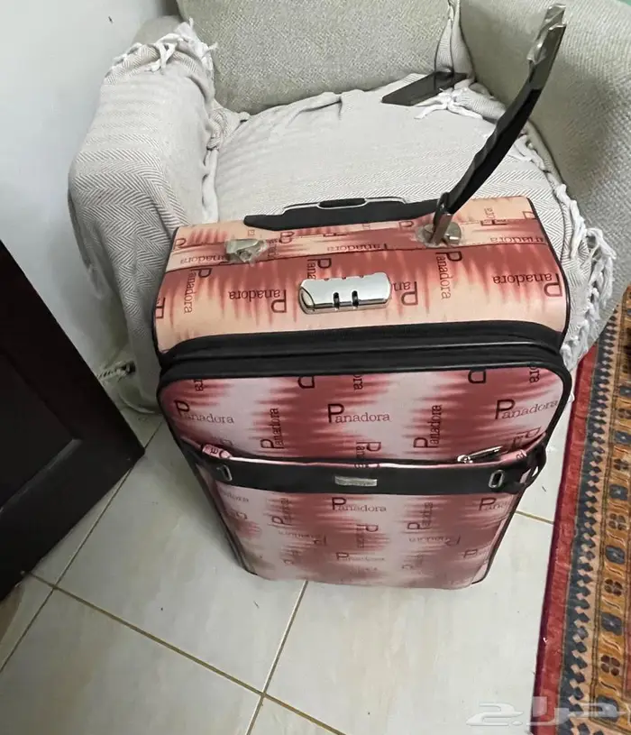حقيبة سفر وسط يدها مقطوعة 0