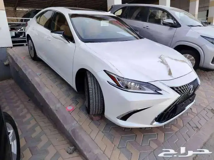 لكزس ES300 هايبرد الموديل2024 1