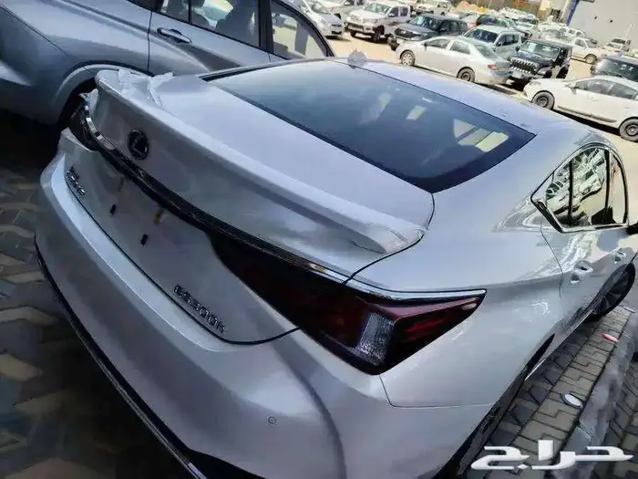 لكزس ES300 هايبرد الموديل2024 3