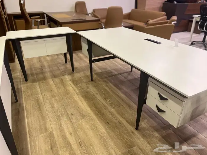 مكتب طقم كامل و مكاتب مدير و طاولة اجتماعات 77
