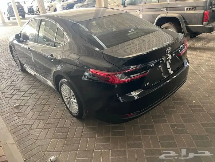 كامري LE اسود بنزين 2025 ب125الف 1