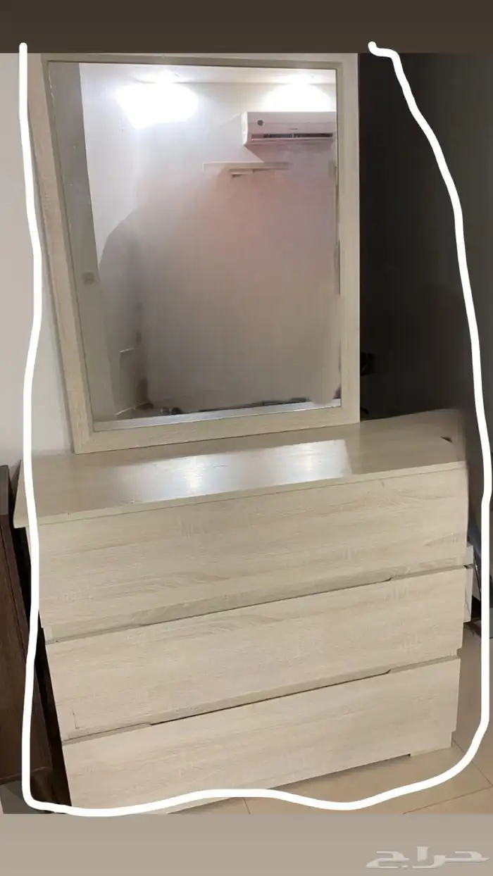 تسريحة يوجد ثلاث دروج مع كرسي حجم وسط 0