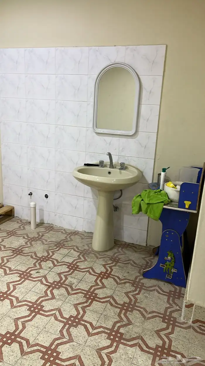 مستودع كبير للإيجار عند اشارة الحراج خميس مشيط 5