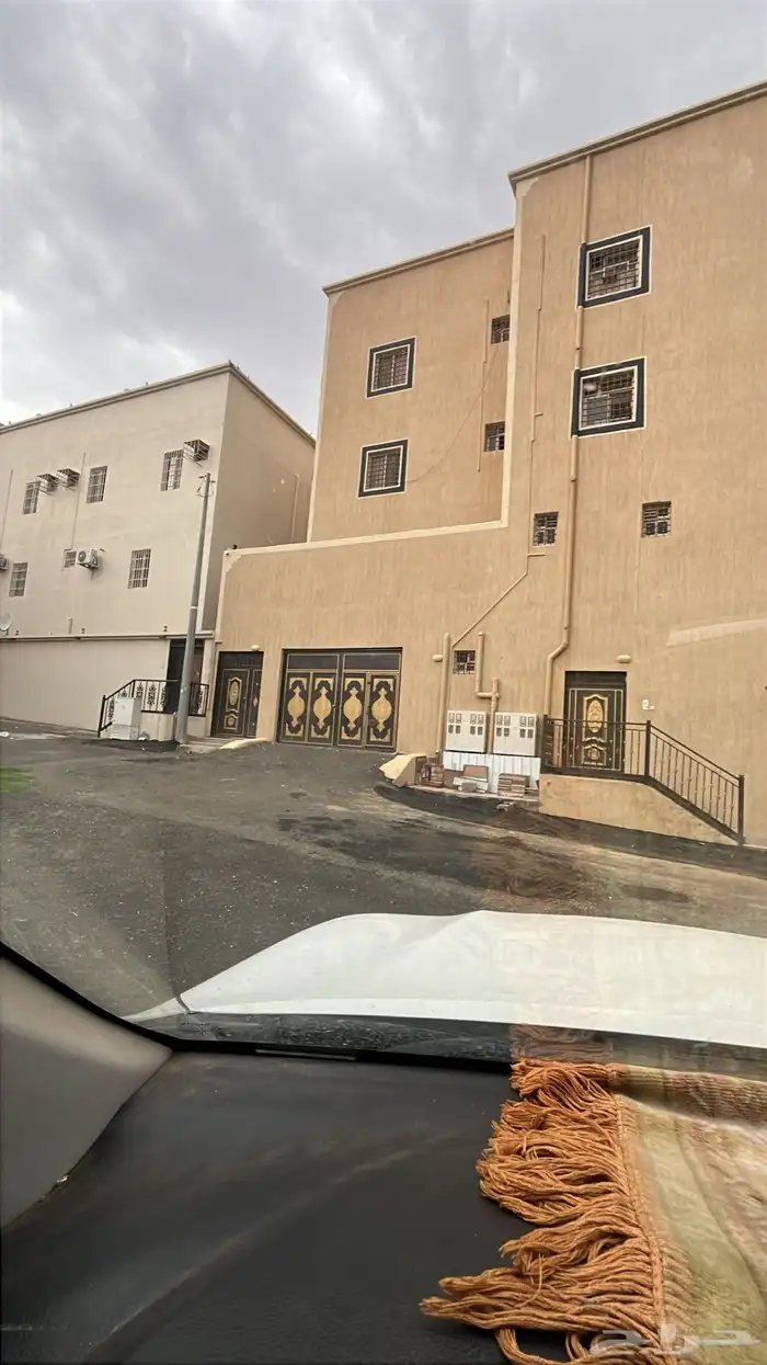 مستودع كبير للإيجار عند اشارة الحراج خميس مشيط 2