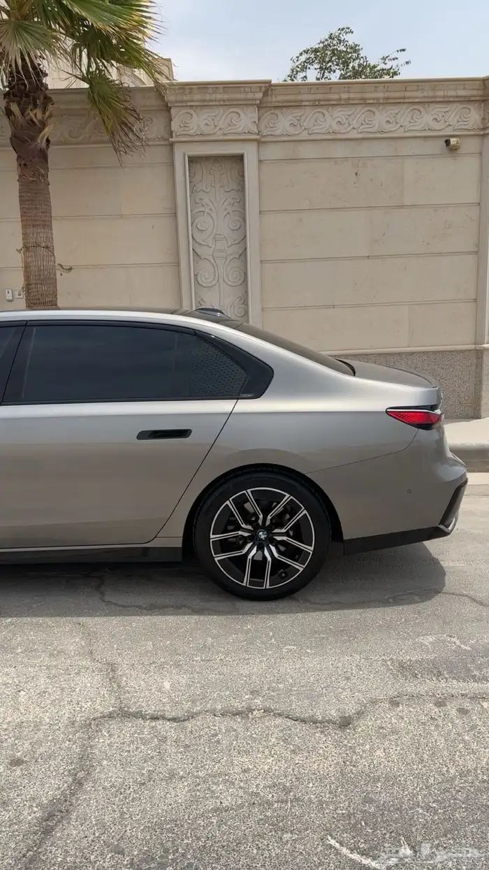 للبيع BMW الفئة السابعة i735 M Kit موديل 2023 6
