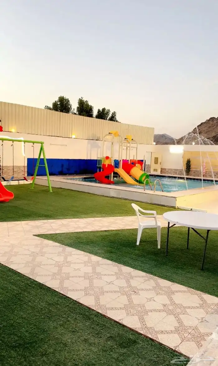 شاليه المملكه قسمين مسبحين 650 قسم بمسبح 400 4