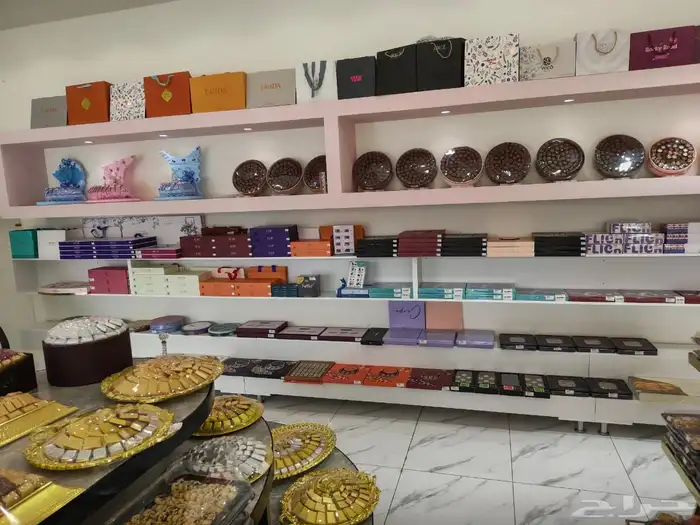 للتقبيل بالكامل محل حلويات 9