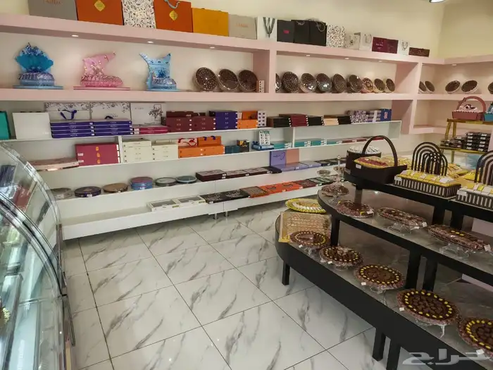 للتقبيل بالكامل محل حلويات 1