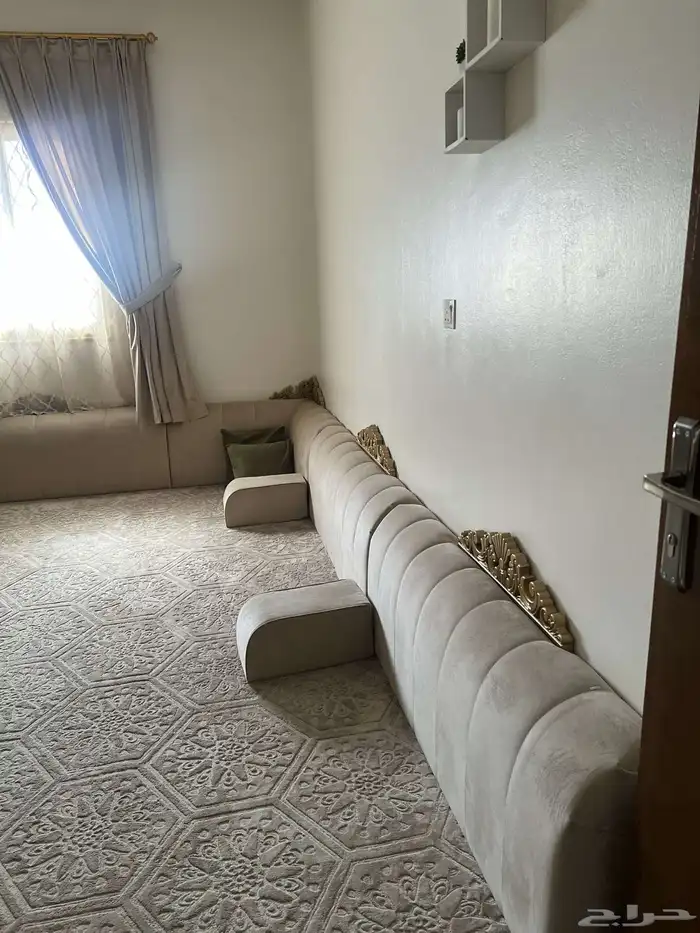 كنب خشب ظهور جديد للبيع مع الستاره و الفرشه 1