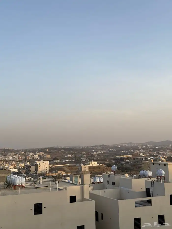 للبيع فله روف مع ملحق مساحات كبيره مصعد شغال واصل ج الخدمات 40
