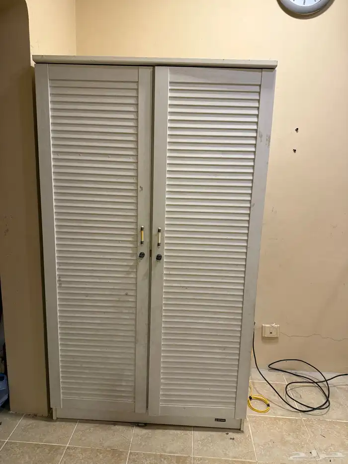 دولاب أبيض بحالة جيدة 0
