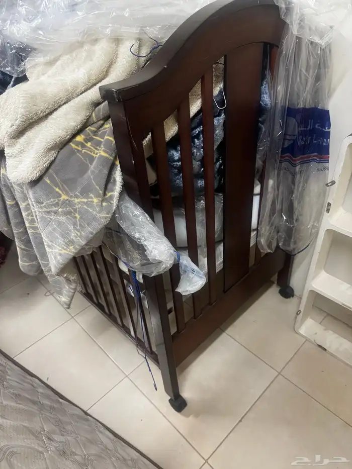 سرير اطفال و طاوله تلفزيون 1