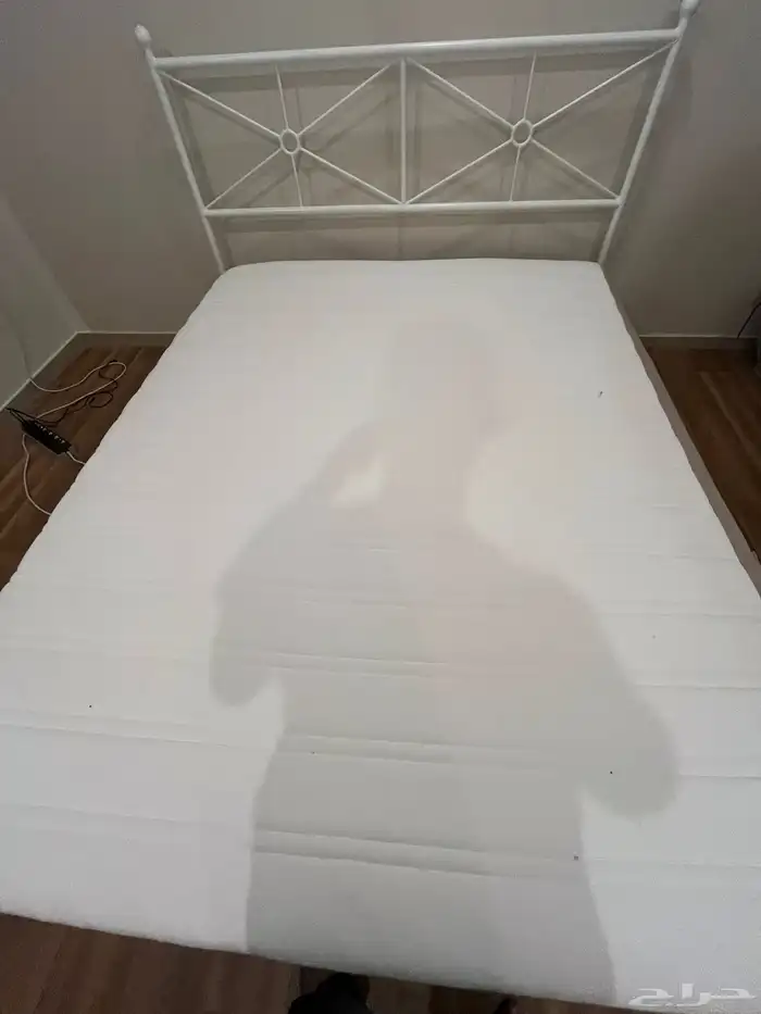 سرير ايكيا مع طراحه 1