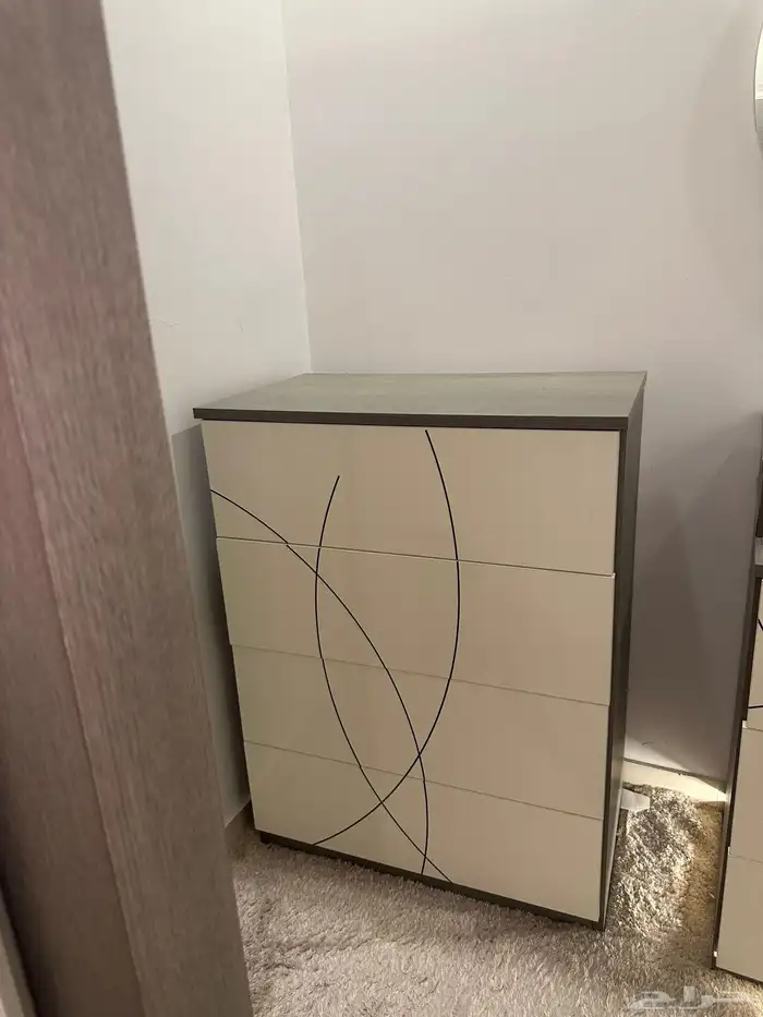 غرفة نوم مع دولاب ملابس نظيفه 1