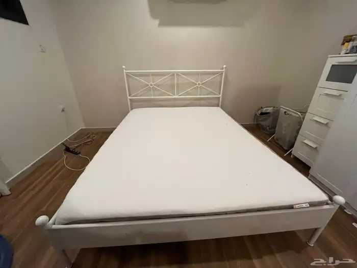 سرير ايكيا مع طراحه 0