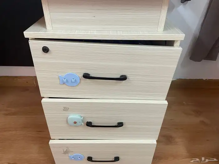 مكتبه مستخدمه وبها كسر في الادراج كما موضح في الصوره ومعها 7