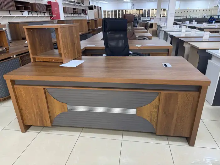 يوجد لدينا اثاث مكتبي كل احجم 3