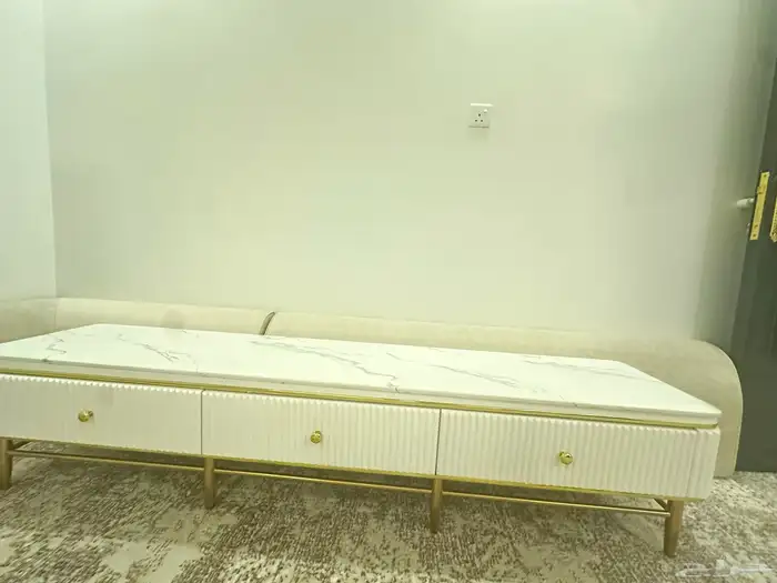 طاوله رخام مع ادراج خشبيه لون ابيض وذهبي نظيف 0