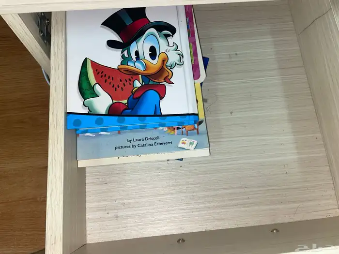 مكتبه مستخدمه وبها كسر في الادراج كما موضح في الصوره ومعها 1