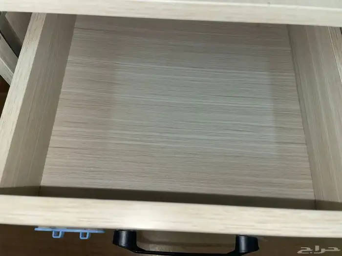 مكتبه مستخدمه وبها كسر في الادراج كما موضح في الصوره ومعها 3