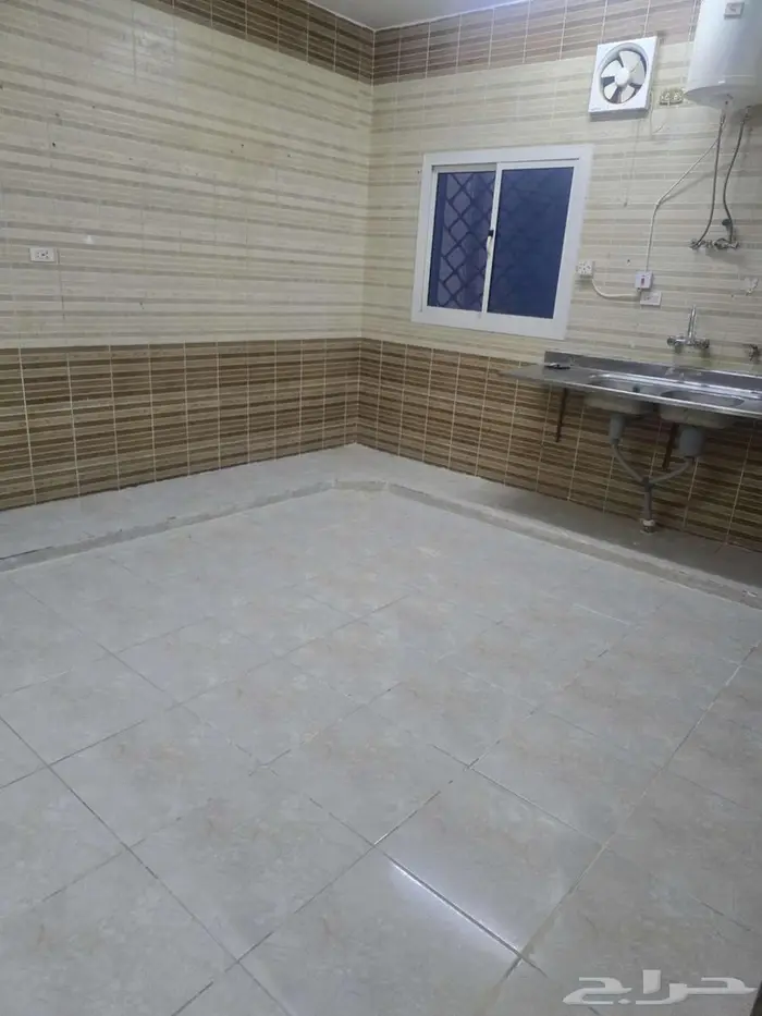 للبيع عمارة سكني تجاري ثلاث أدوار بحي التحلية بالقريات 7