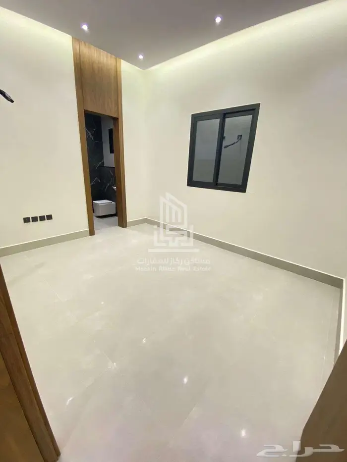 للبيع   دور علوي بتصميم مودرن فاخر وموقع مميز بحي الروابي 7