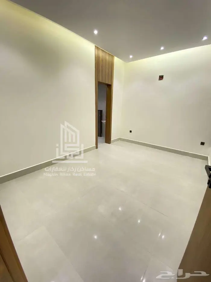 للبيع   دور علوي بتصميم مودرن فاخر وموقع مميز بحي الروابي 5