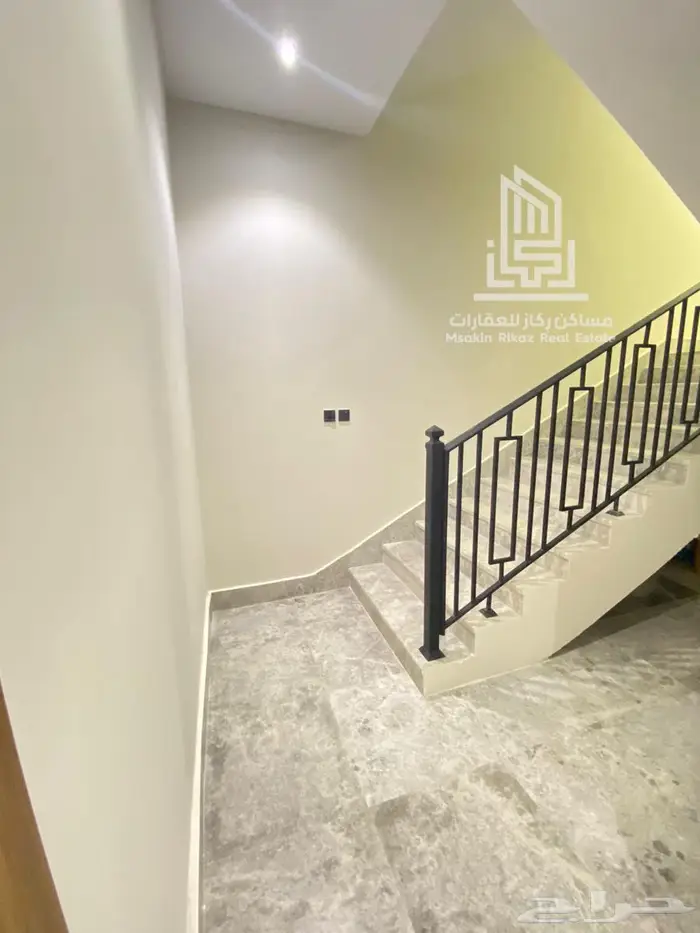 للبيع   دور علوي بتصميم مودرن فاخر وموقع مميز بحي الروابي 3