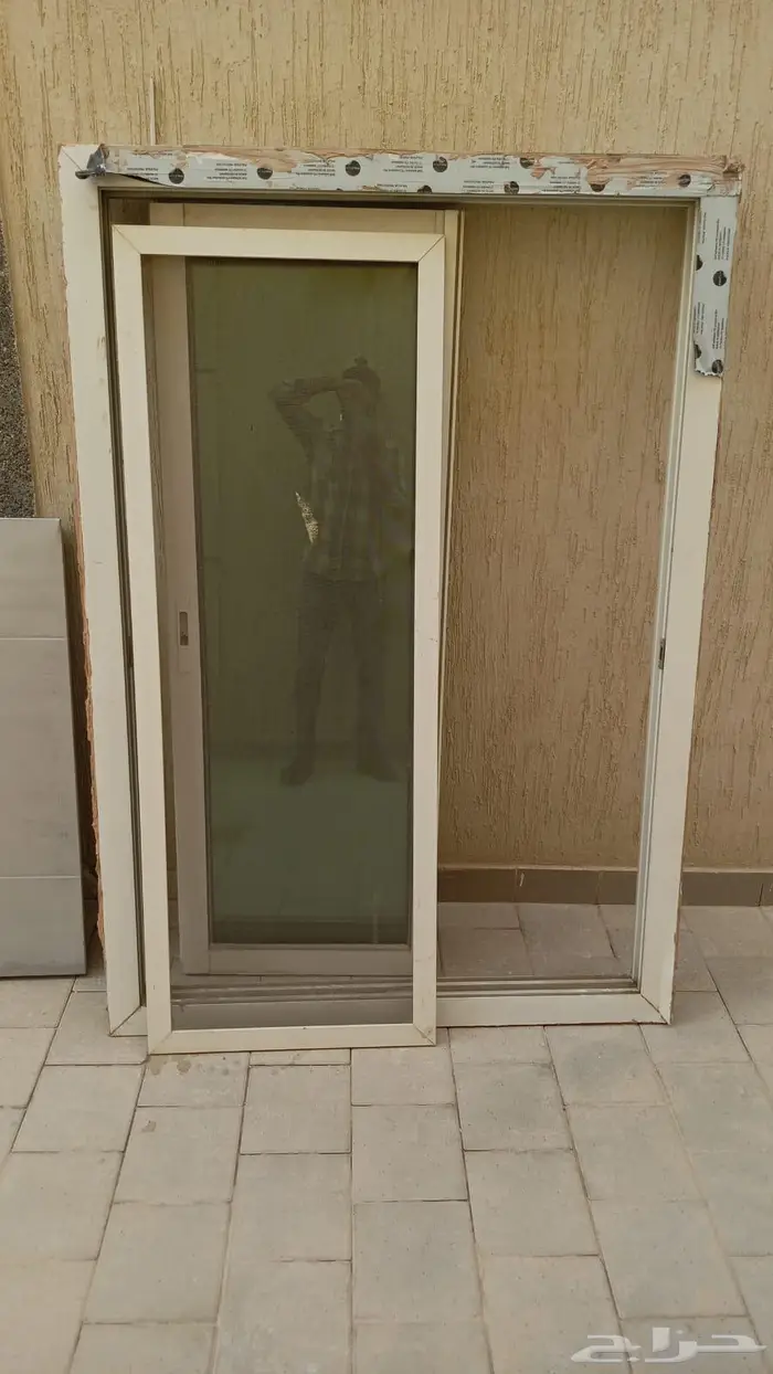 للبيع 2 باب حديد و2 شباك نافذه وحديد الشباك 2