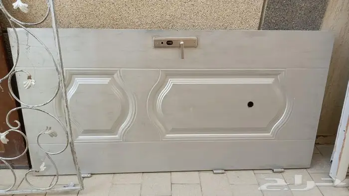 للبيع 2 باب حديد و2 شباك نافذه وحديد الشباك 3