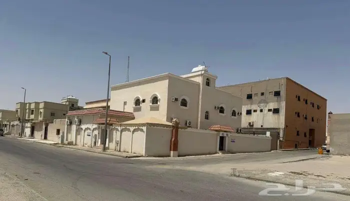للبيع فيلا زاوية دورين مساحة 600م2 وسط محافظة النعيرية 0
