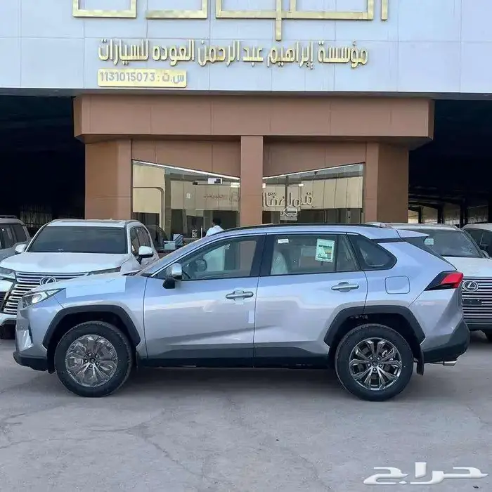 تويوتا راف فور بنزين XLE نص فل فتحه سقف 2025 3