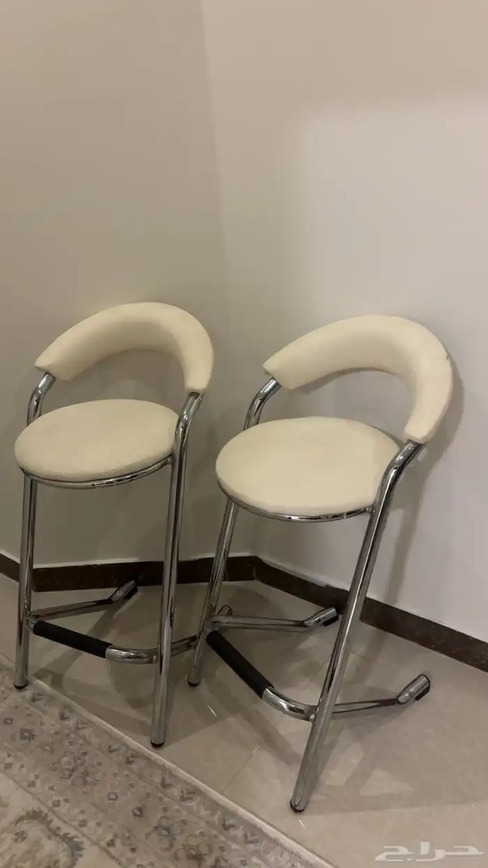 كراسي طويله شبه جديده تحتاج تمسيح فقط 0