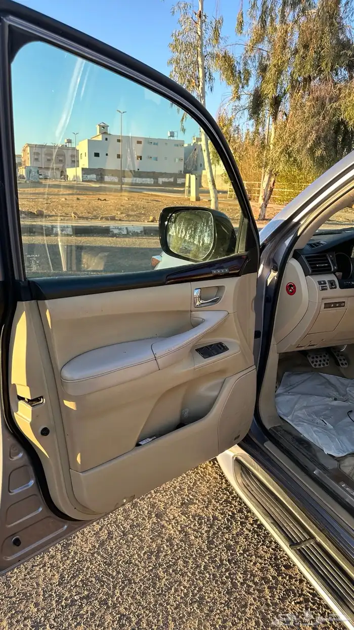 جيب لكزس LX570 DD للبيع 8