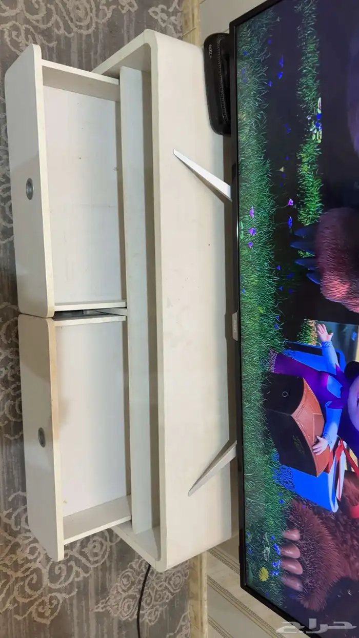 مغسله يدين و كنب نظيف و طاولة تلفزيون 5