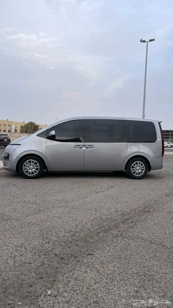 هيونداي ستاريا 2022 ديزل 11 راكب بطاقه جمركية عداد 57 الفkm 2