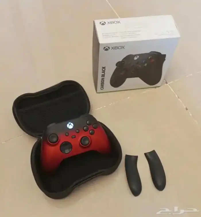 وحدة تحكم Xbox Series X مخصصة باللون الأسود والأحمر الباهت 2