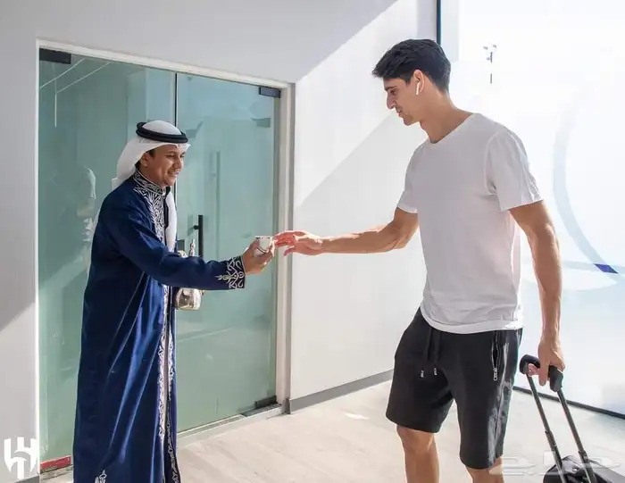 قهوجى وصبابين رجال ونساء وكرسي وطاولات 1