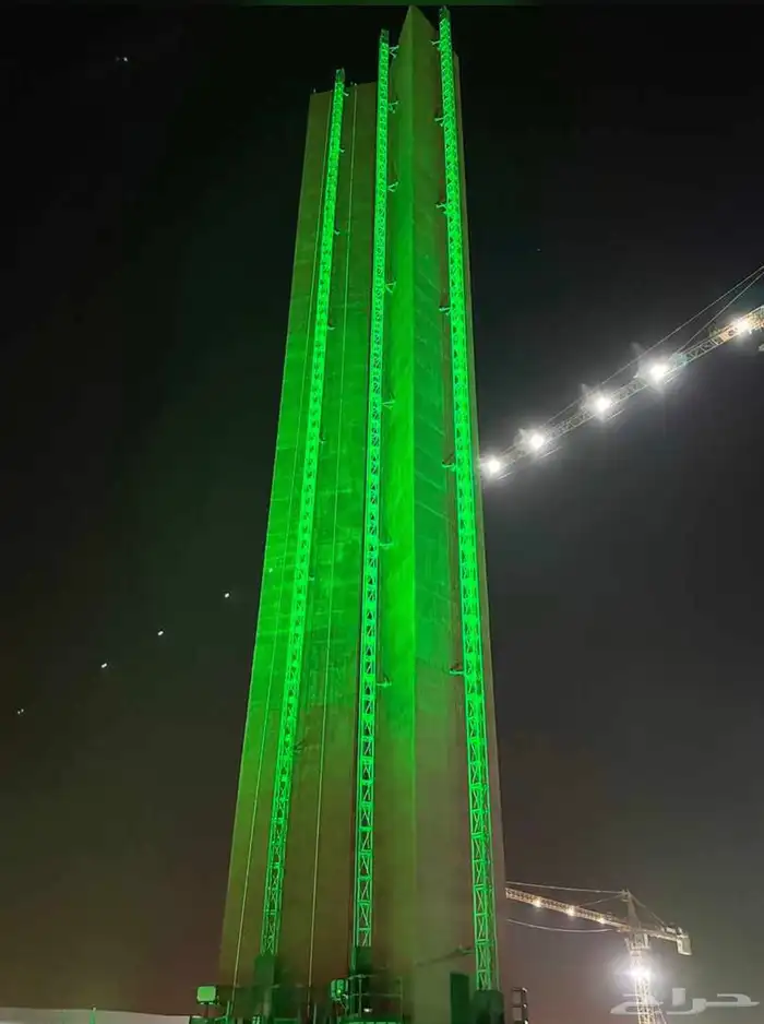 ايضاءة كشافات ليازربروجكتر اخضر صور على المبنى اليوم الوطني 1