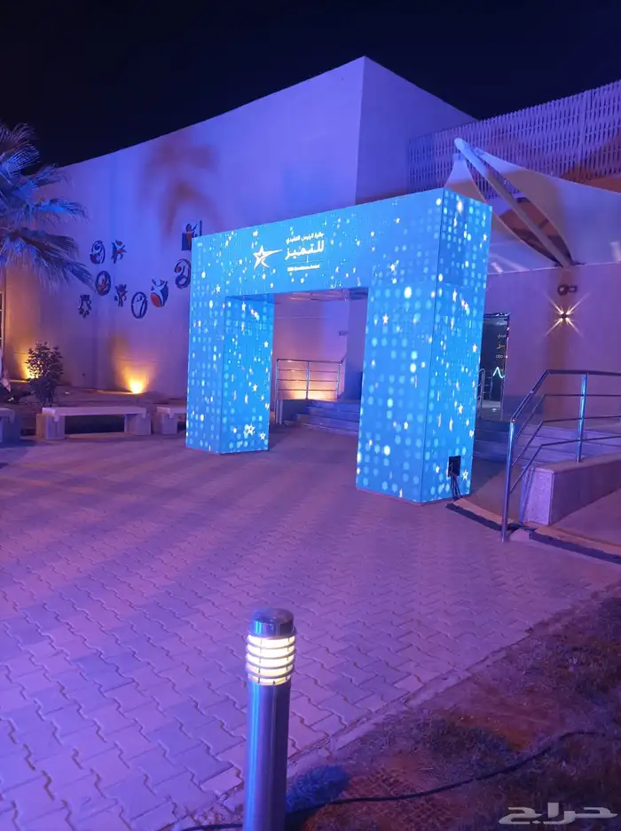 ايضاءة كشافات ليازربروجكتر اخضر صور على المبنى اليوم الوطني 0