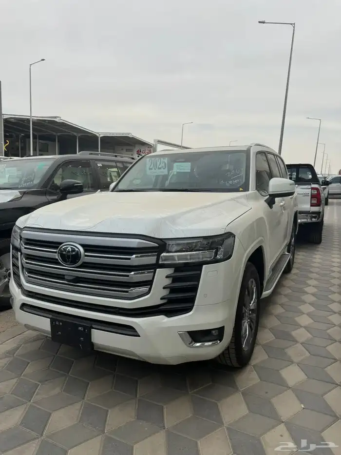 جي اكس ار 2025 L3 بنزين سعودي متوفر اللون الاسود - الابيض 9