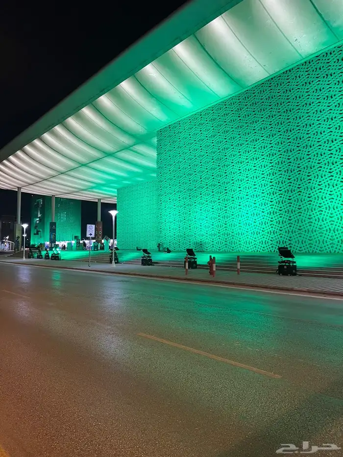 ايضاءة كشافات ليازربروجكتر اخضر صور على المبنى اليوم الوطني 6