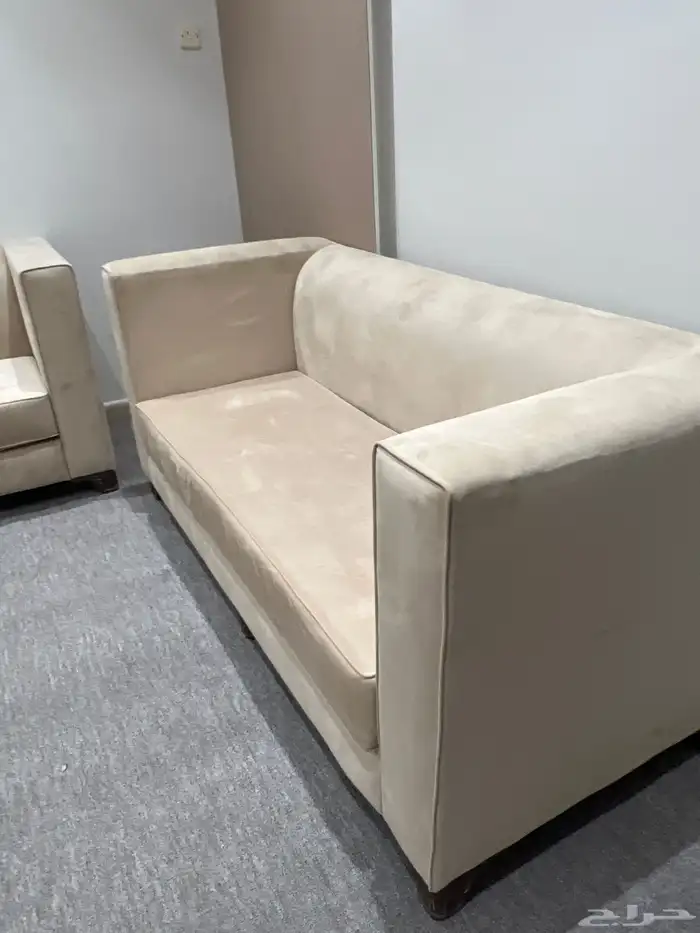 طقم كنب بيج استخدام قليل جدا  شبه نظيف 2